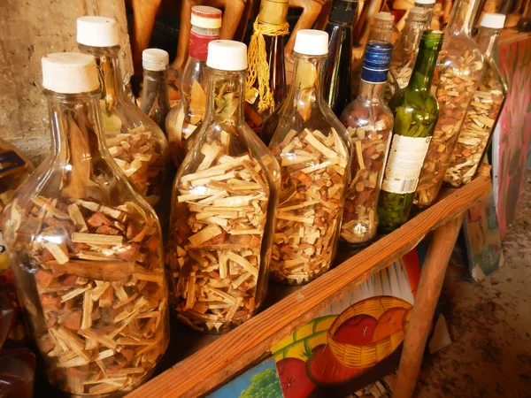 Esposizione di bottiglie con "Mama Juana" nel piccolo villaggio, Samana Pe — Foto Stock
