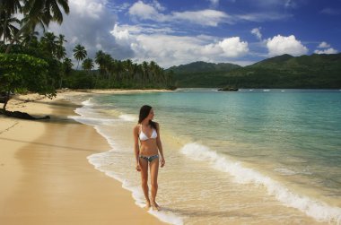 Bikini yarımada samana rincon kumsalda yürüyen genç kadın