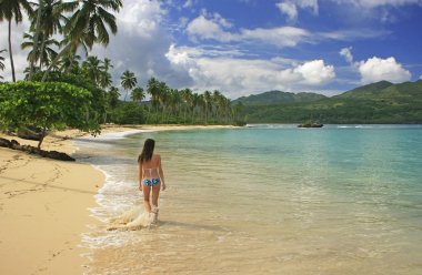 Bikini yarımada samana rincon kumsalda yürüyen genç kadın