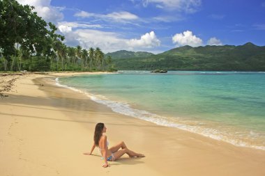 rincon beach, yarımada samana oturmak bikinili genç kadın
