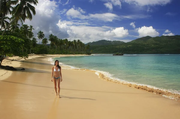 Ung kvinna i bikini promenader på rincon beach, samana halvön — Stockfoto