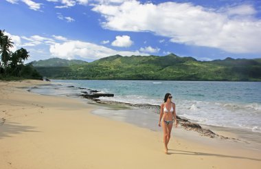 Bikini yarımada samana rincon kumsalda yürüyen genç kadın