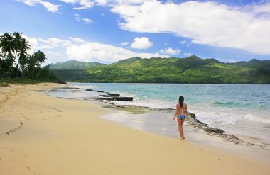 Bikini yarımada samana rincon kumsalda yürüyen genç kadın