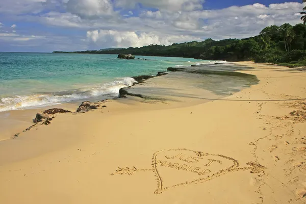 "Apenas casado "escrito na areia em uma praia — Fotografia de Stock