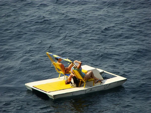 Touristes reposant sur le catamaran, Simeiz, Crimée — Photo