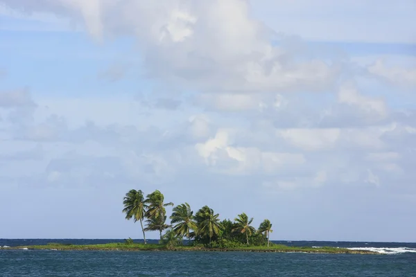 Klein eiland in de buurt van strand las galeras, samana peninsula — Stockfoto