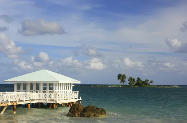 Sommerpavillon am Strand Las Galeras auf der Halbinsel Samana — Stockfoto