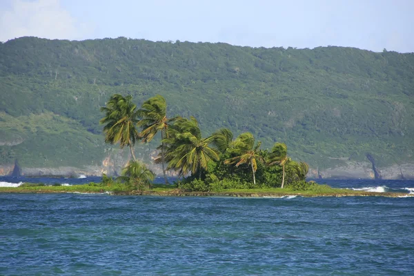 Klein eiland in de buurt van strand las galeras, samana peninsula — Stockfoto