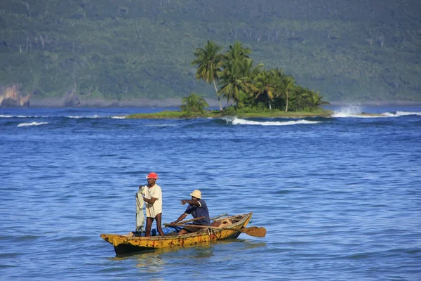 Uomini locali che pescano vicino Las Galeras, penisola di Samana — Foto Stock