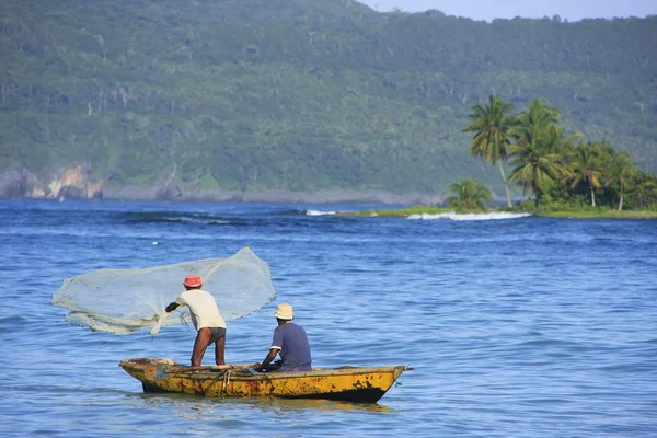 Lokale mannen vissen in de buurt van las galeras, samana peninsula — Stockfoto