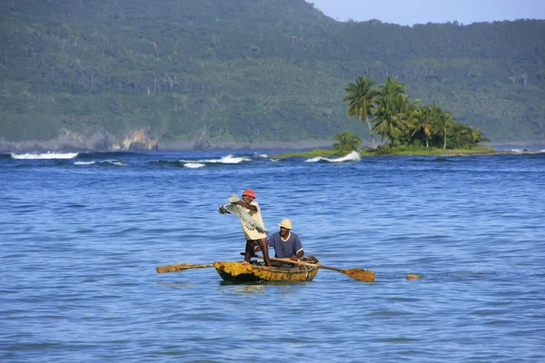 Hombres locales pescando cerca de Las Galeras, Península de Samaná —  Fotos de Stock