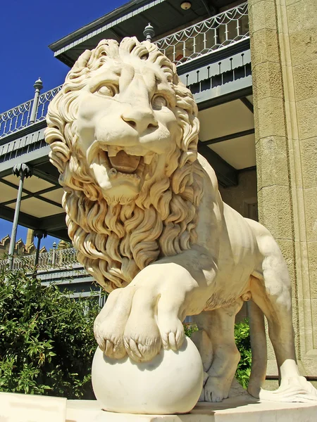 Sculptire of Medici lion, southern facade of Vorontsov palace, A — Stock Photo, Image