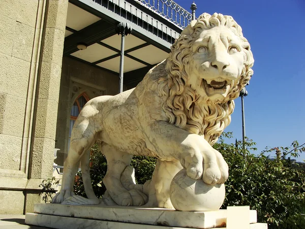 Escultura do leão Medici, fachada sul do palácio Vorontsov, A — Fotografia de Stock