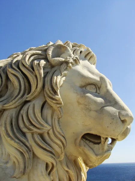 Sculptire of Medici lion, southern facade of Vorontsov palace, A — Stock Photo, Image