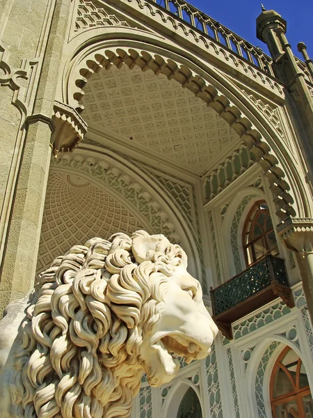 Escultura del león Medici, fachada sur del palacio Vorontsov, A — Foto de Stock