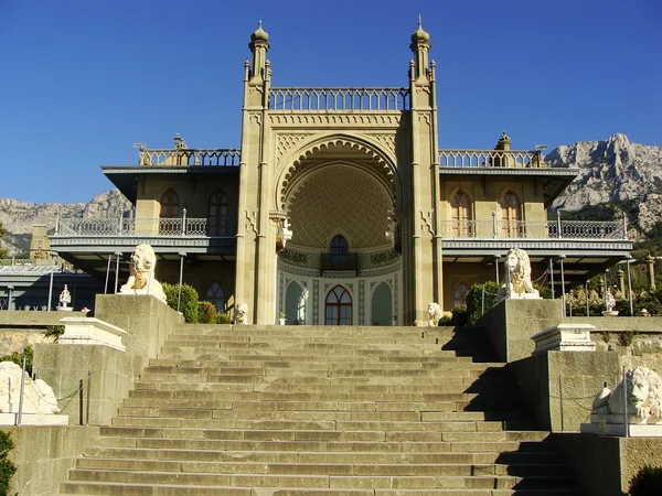 Fachada sur del Palacio de Vorontsov, Alupka, Crimea — Foto de Stock