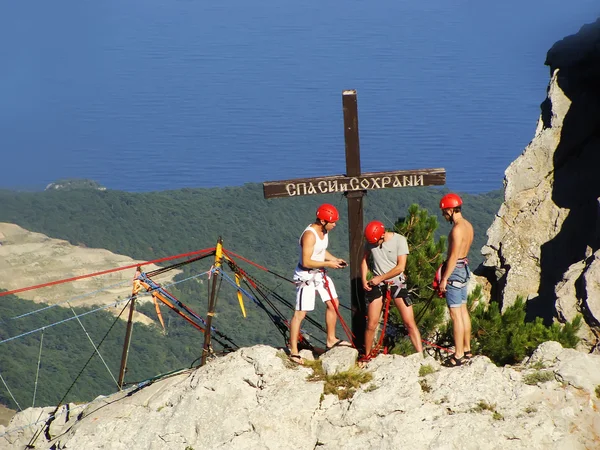 Rock climbers at Ai-Petri summit, Crimea — Stock Photo, Image