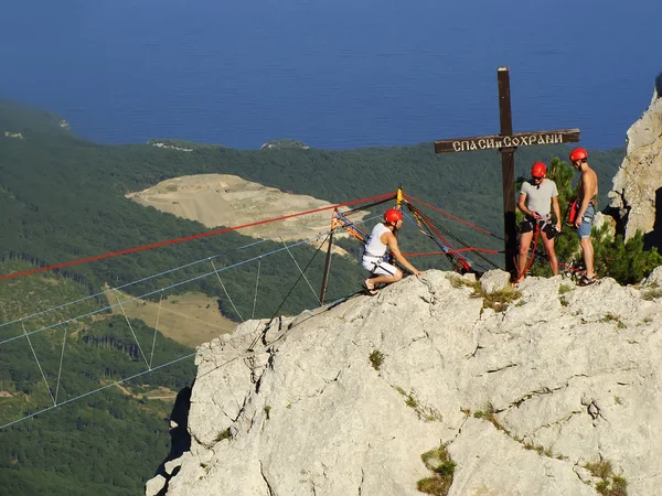 Horolezci na summitu ai-petri, Krym — Stock fotografie
