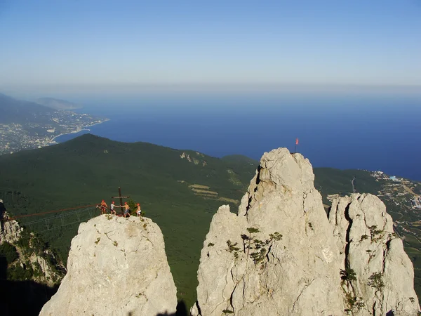 Rock climbers at Ai-Petri summit, Crimea — Stock Photo, Image