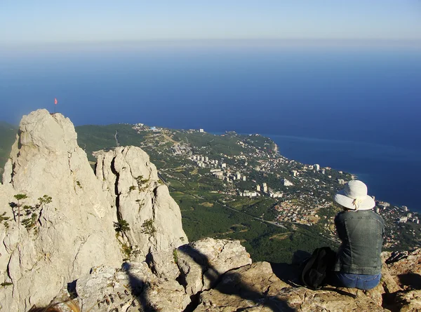 Giovane donna che gode della vista dal vertice Ai-Petri, Crimea — Foto Stock