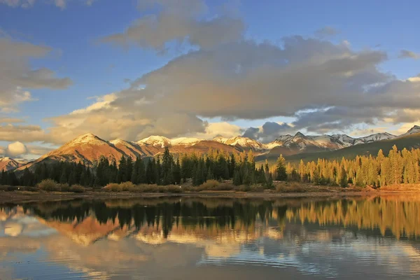 Molas jezero a jehla hory, poušť weminuche, colorado — Stock fotografie