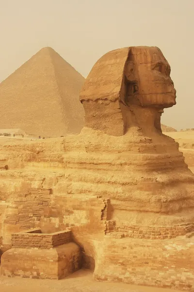 De sphinx en de Grote Pyramide van khufu in een zandstorm, cairo — Stockfoto