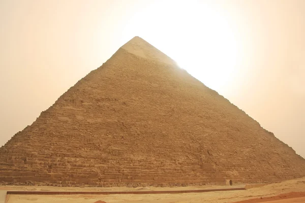 Piramide van Chefren in een zandstorm, cairo — Stockfoto