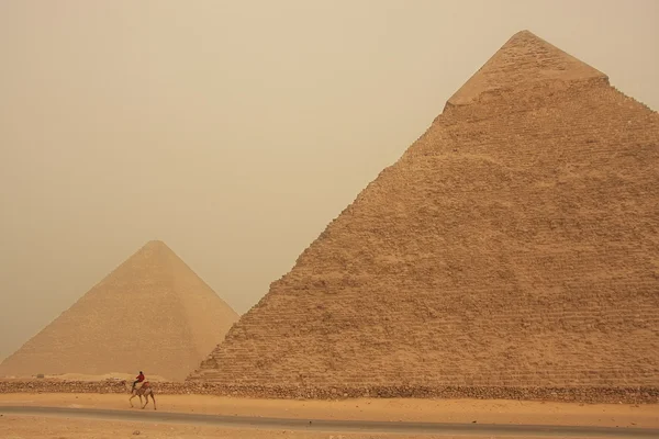 Piramide van Chefren in een zandstorm, cairo, Egypte — Stockfoto