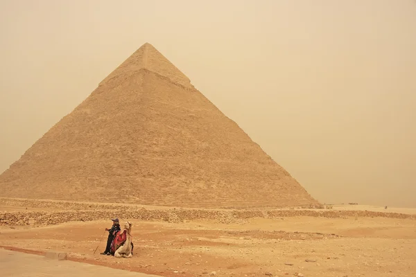 Beduinos descansando cerca de la Pirámide de Khafre durante tormenta de arena, El Cairo —  Fotos de Stock