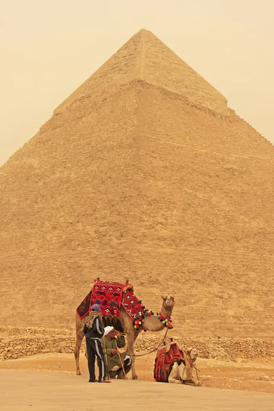 Khafre piramit kum fırtınası sırasında Kahire istirahat Bedevileri — Stok fotoğraf