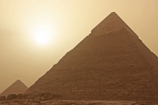Пирамида Хафре в песчаной буре, Каир, Египет — стоковое фото