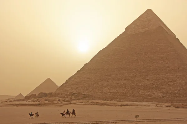 Piramide van Chefren in een zandstorm, cairo, Egypte — Stockfoto