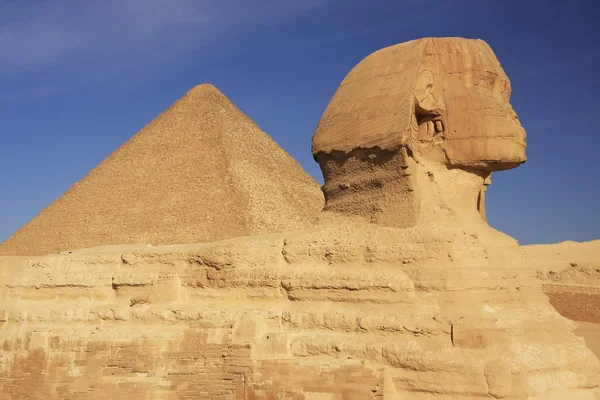 La Esfinge y la Gran Pirámide de Khufu, El Cairo, Egipto —  Fotos de Stock