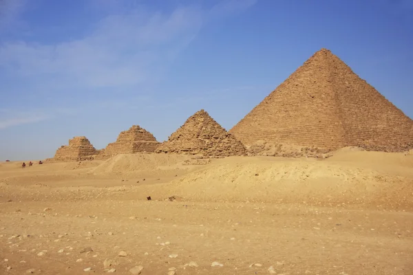 Piramide van Mycerinus en piramiden van queens, cairo — Stockfoto