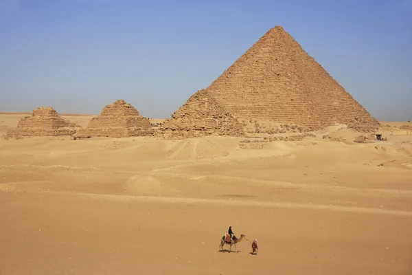 Piramide van Mycerinus en piramiden van queens, cairo — Stockfoto