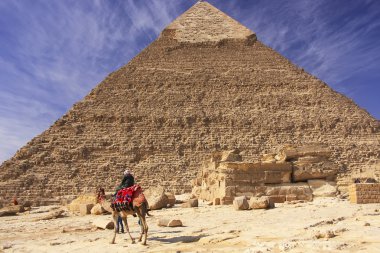 Bedevi khafre, Kahire Piramidi yakınında bir deve üzerinde