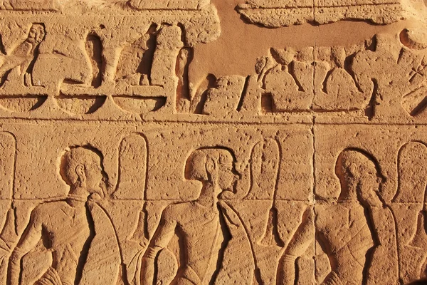 Starověkého hieroglyfy na zdi na velký chrám Abú simbel, — Stock fotografie