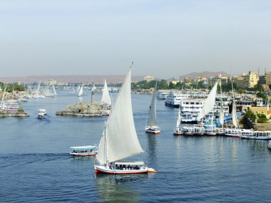 Nil Nehri üzerinde aswan yelken felucca tekneler