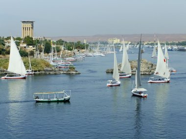 Nil Nehri üzerinde aswan yelken felucca tekneler