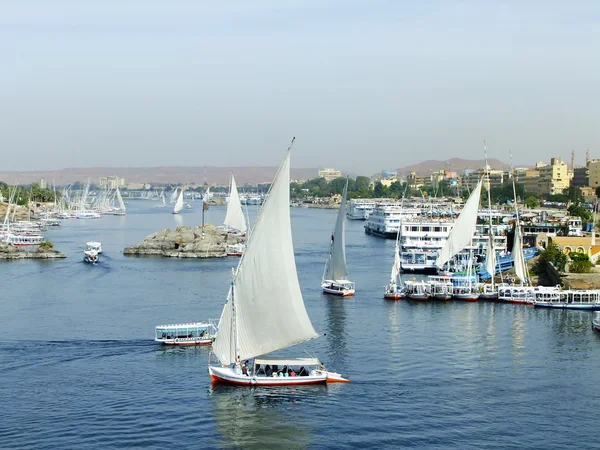Barcos Felucca navegando por el río Nilo, Asuán —  Fotos de Stock