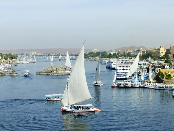 Nil Nehri üzerinde aswan yelken felucca tekneler