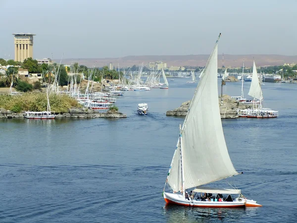 Barcos Felucca navegando por el río Nilo, Asuán —  Fotos de Stock