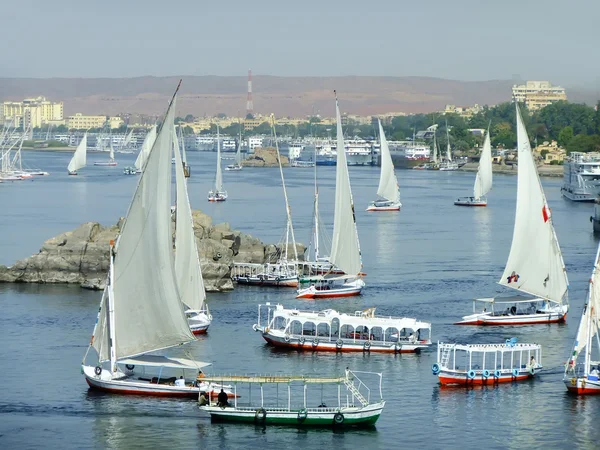 Barcos Felucca navegando por el río Nilo, Asuán —  Fotos de Stock