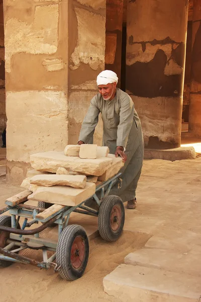 Lokalnych człowiek pracujący w kompleks świątyni karnak luxor — Zdjęcie stockowe