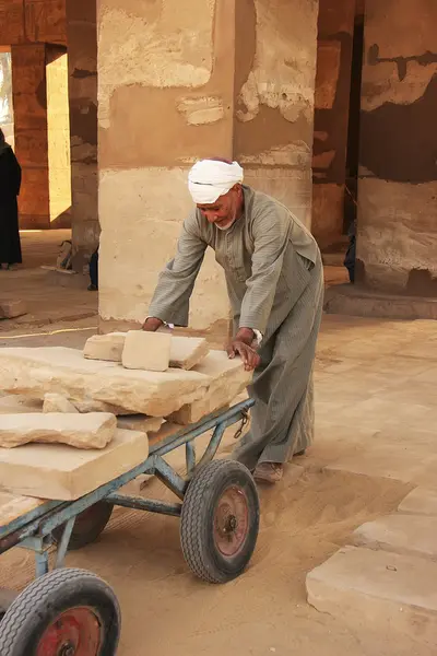 Lokale man aan het werk in karnak tempel complex, luxor — Stockfoto