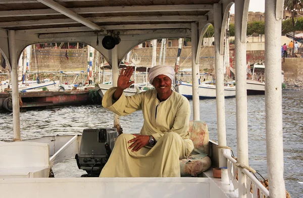 Egyptská kapitán řídit člun na řece Nilu, luxor — Stock fotografie