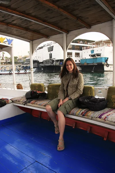 若い観光客のルクソール ナイル川フェラッカ船クルーズに参加 — ストック写真