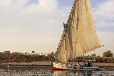 Luksor Nil Nehri üzerinde yelken felucca tekneler