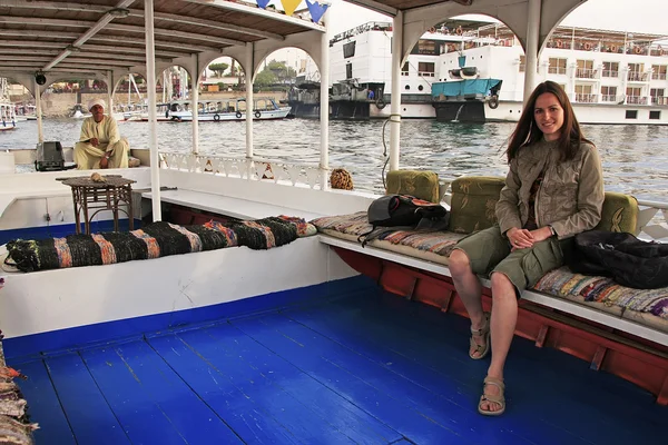 若い観光客のルクソール ナイル川フェラッカ船クルーズに参加 — ストック写真