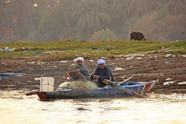 Homens locais remando barco no rio Nilo, Luxor — Fotografia de Stock
